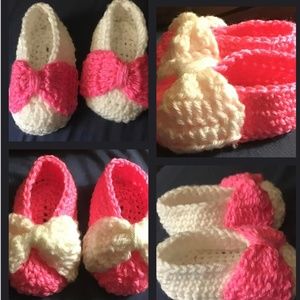 Baby booties with bow accents - Handmade with love 💗